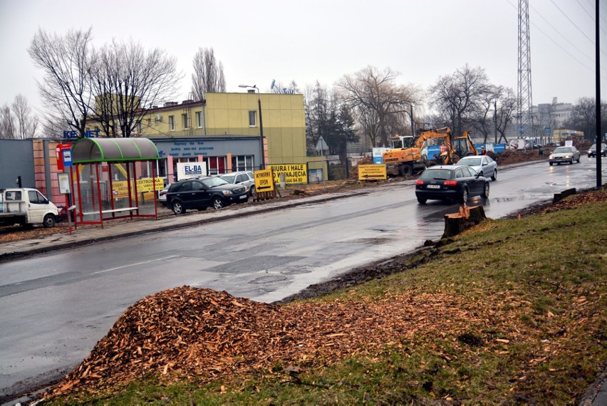 Ul. Nałęczowska. Piesi brodzą w błocie, a drogowcy... się patrzą