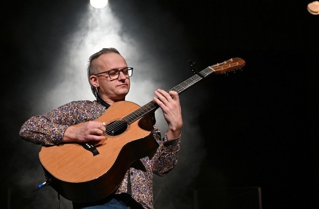 Piotr Restecki nie rozstaje się ze swoją gitarą. Od lat tworzy muzykę i udziela warsztatów mniej doświadczonym muzykom.