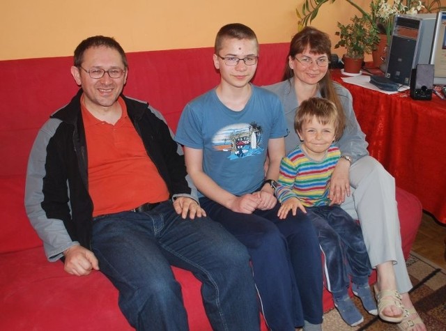 Państwo Jolanta i Krzysztof Perłakowscy z jednym ze swoich czterech synów Michałem i przyjętym niedawno do rodziny zastępczej Szymonkiem.