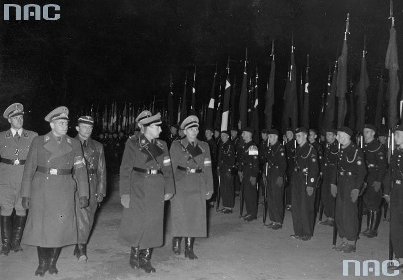 1940.  Arthur Axmann w towarzystwie niemieckich oficerów...