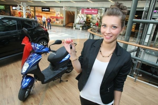 Klaudia i jej nowy pojazd &#8211; nagroda wygrana w konkursie Miss Polonia Ziemi Świętokrzyskiej 2014.