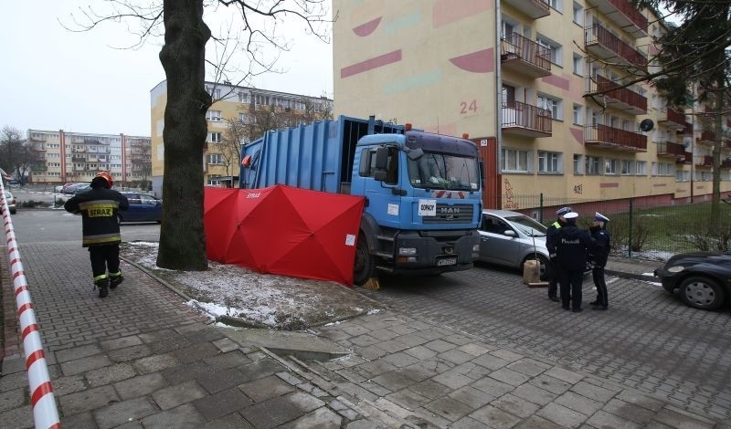 Śmiertelne potrącenie przez śmieciarkę w Łodzi. Zginął mężczyzna! [zdjęcia]
