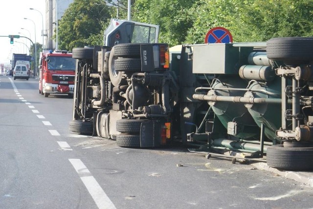 Po godzinie 6.00 w poniedziałek doszło do wypadku ba skrzyżowaniu ul. Warszawskiej i Łódzkiej w Kaliszu. Przewróciła się tam ciężarówka przewożąca paszę.