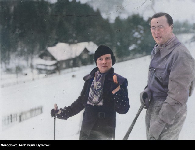 Holenderska księżniczka Juliana z mężem księciem Bernhardem Lippe-Biesterfeld na nartach na stoku w Krynicy Zdroju.