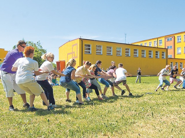 Studenci PWSZ mają tyle siły, że przy pierwszej konkurencji przeciągania liny... lina pękła. 