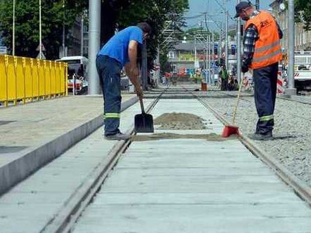 W maju 2010 roku zakończył się remont torowiska na ulicy Bohaterów Warszawy.