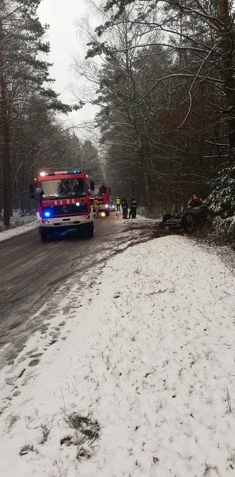 Dołubowo. Dachowanie auta na Podlasiu. Strażacy pomagali wydobyć kierowcę [ZDJĘCIA]