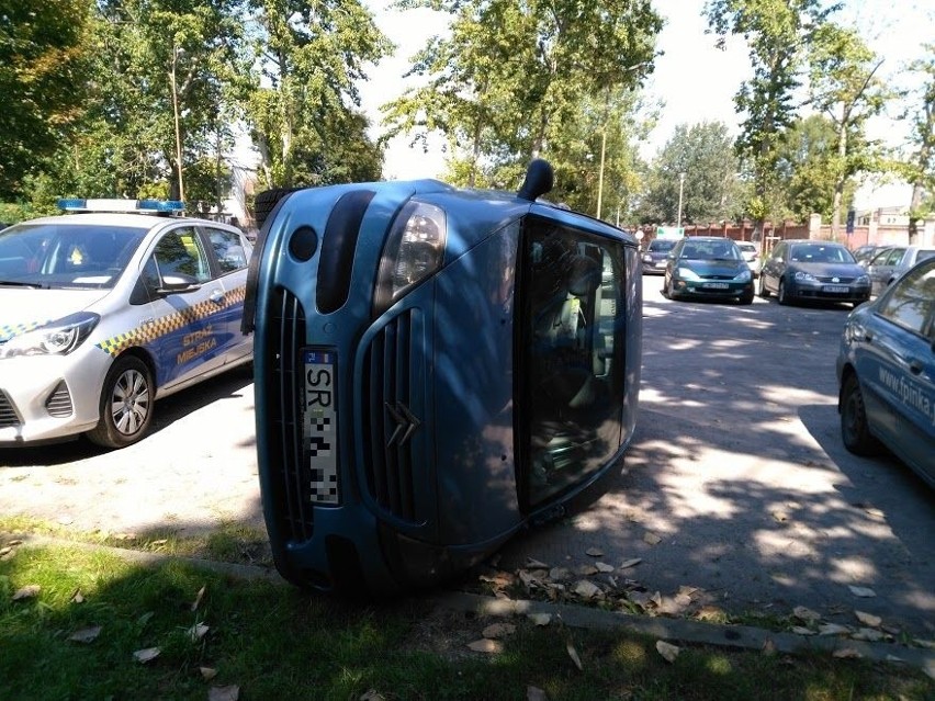 Citroen przewrócony na bok. Głupi kawał?