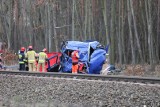 Wypadek na przejeździe w Nowej Schodni w gminie Ozimek. Tir wjechał pod pociąg relacji Warszawa - Wrocław. Kierowca zginął na miejscu