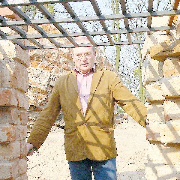 Na widok ponownie zniszczonych ruin Klimka ręce załamuje Ryszard Kucharczyk, grudziądzki pasjonat historii i zabytków