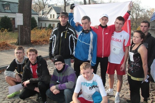 Zwycięzca biegu głównego Sylwester Lepiarz (w niebieskiej bluzie) wraz z ekipą z Zespołu Szkół numer 3 w Ostrowcu Świętokrzyskim.
