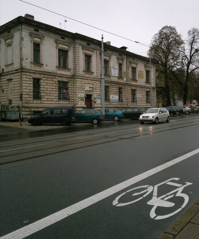 Pas rowerowy jest tylko po jednej stronie ul. Kilińskiego. Po drugiej stronie, przy kamienicy gdzie biuro ma poseł Godson nie ma go.