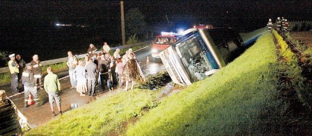 Po przyjeździe służb ratunkowych na miejsce wypadku pasażerowie byli już na zewnątrz przewróconego autobusu