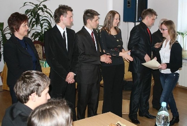 Radni Młodzieżowej Rady Miasta Niska III kadencji na pamiątkę dostali podziękowania za prace w radzie.