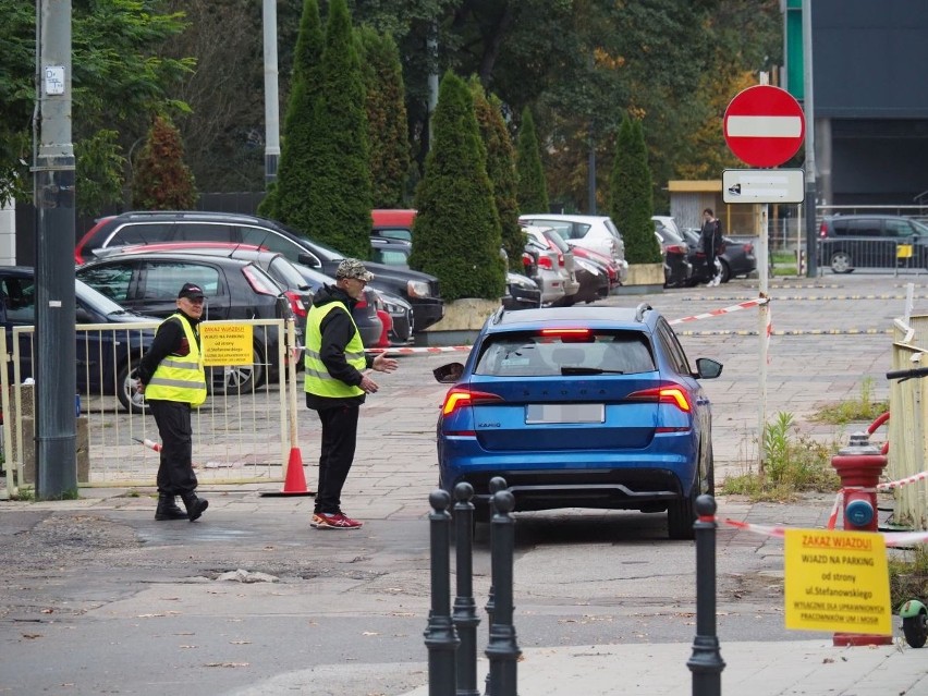 Studentów PŁ śpieszących się na zajęcia zaskoczył... zamknięty parking na terenie MOSiR. Trzeba będzie zapłacić