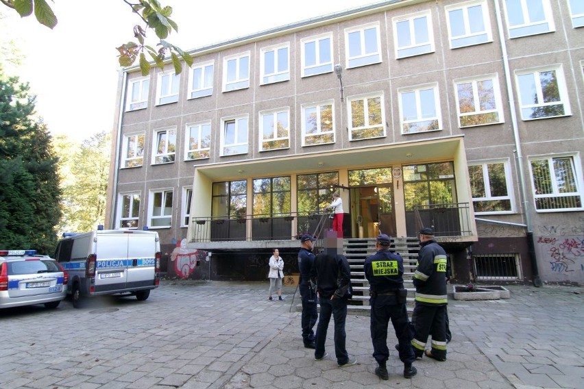 Wrocław: Alarm bombowy w gimnazjum na Biskupinie. Uczniowie i pracownicy ewakuowani