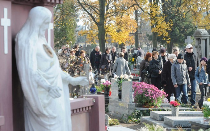 Zaduma w ciszy i jesiennym słońcu