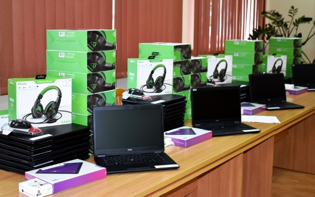 Przyznane środki pozwoliły na zakup: 40 laptopów i 4 tabletów oraz 44 zestawów słuchawkowych.