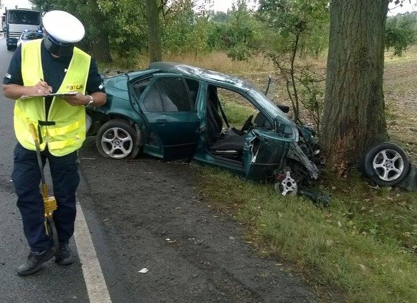 Dwie osoby z samochodu osobowego zostały poszkodowane w...