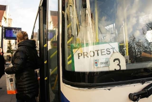Wczoraj, w przededniu strajku, pracownicy MZK w Bydgoszczy umieścili za szybami swoich pojazdów protestacyjne tabliczki.
