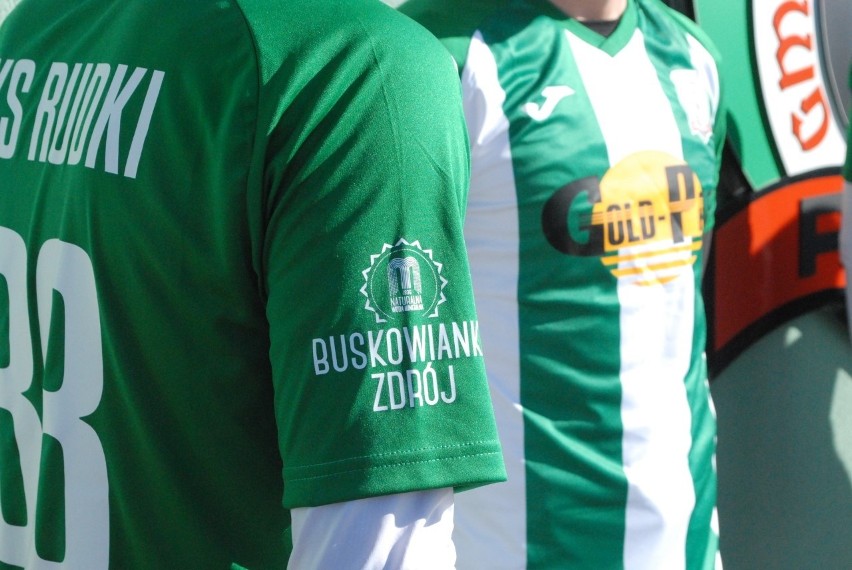 Piłkarze GKS Rudki zagrali z nowymi sponsorami na koszulkach w meczu Hummel IV ligi z Moravią Anna-Bud Morawica
