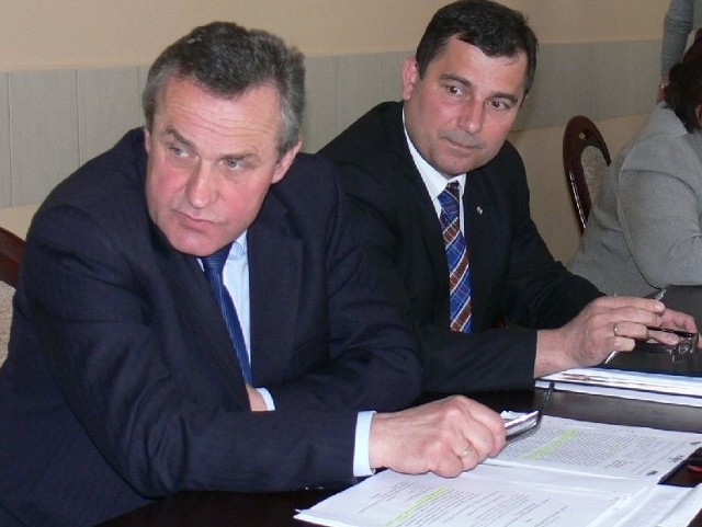 Wiceprezydent Grzegorz Małkus (z prawej) oddał się do dyspozycji Romana Wojcieszka. Nie wiadomo, czy zachowa stanowisko.