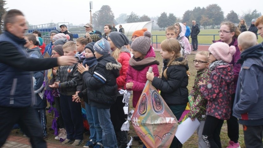 Puszczanie latawców to miłe wspomnienie z dzieciństwa i...