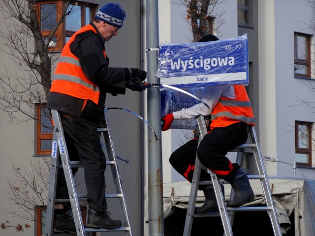 W czwartek pracownicy wrocławskiej firmy Linia montowali nowe tabliczki z nazwami ulic u zbiegu Wyścigowej i Radomskiego. Nowe elementy oznakowania radomskich ulic są bez problemu widoczne nawet z dużej odległości. Zawierają też nazwę osiedla.