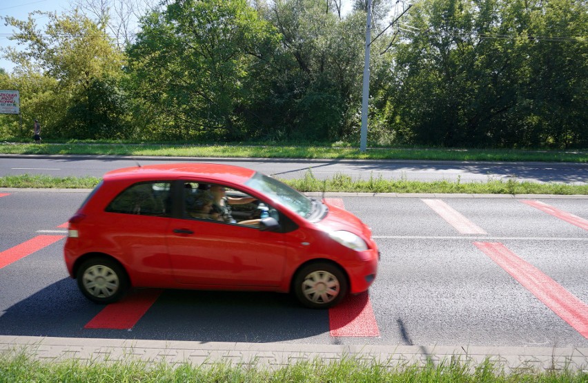 Czerwone pasy na jezdni na ulicy Nadbystrzyckiej. Po to żeby kierowcy zdjęli nogę z gazu 