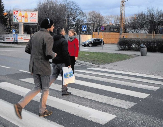 Wielu pieszych skarży się, że zielone światło świeci się za krótko