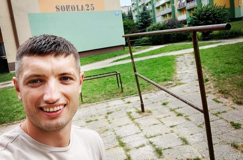 Wojciech Żaliński przed blokiem przy ulicy Sokolej w...