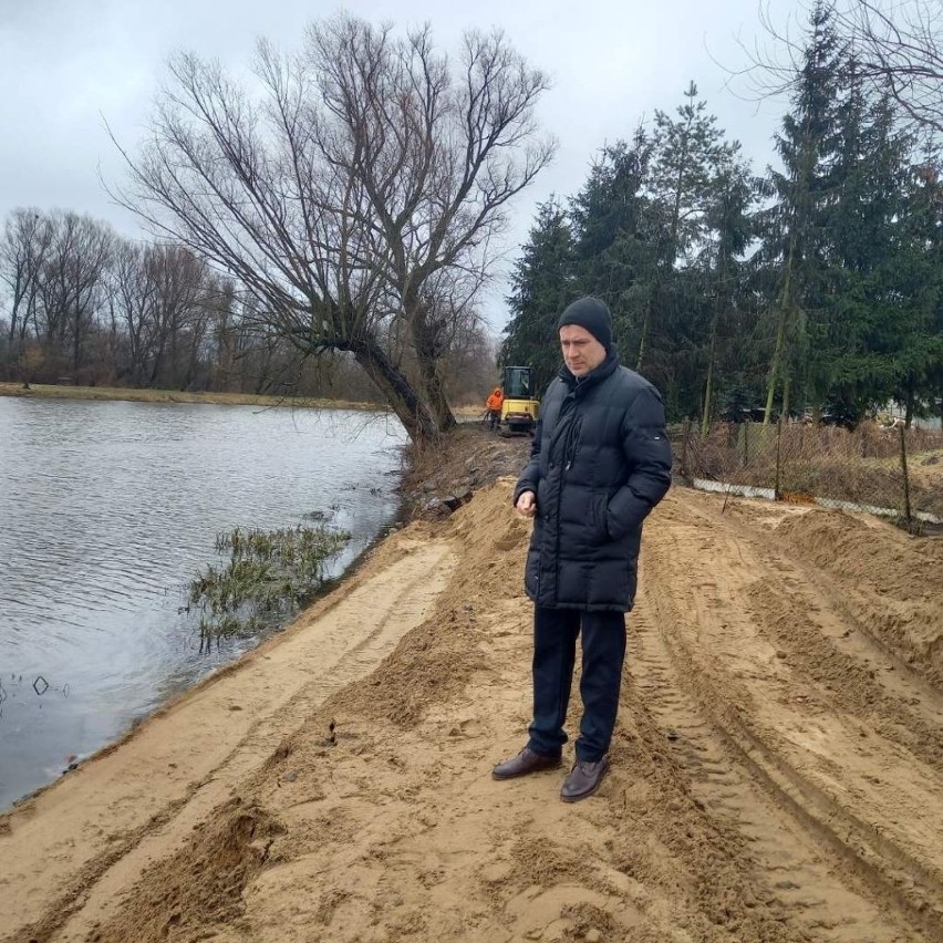 W Białobrzegach budują ścieżkę nad jeziorem wschodnim. Będzie można pospacerować nad wodą