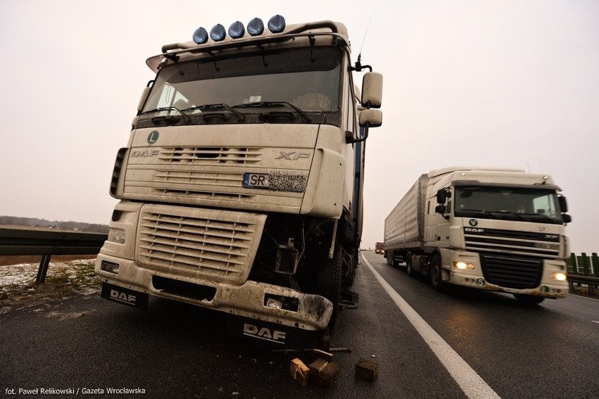 Wrocław: Wypadek dwóch ciężarówek i auta osobowego na AOW (ZDJĘCIA)