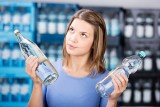 Pijesz wodę z plastikowych butelek? Lepiej z niej zrezygnuj. Możesz mieć zaburzenia hormonalne, problemy z płodnością i częściej chorować