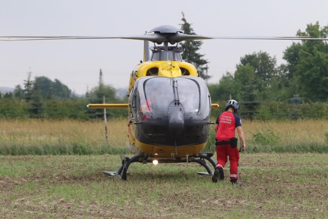 Stan rannej kobiety wymagał specjalistycznej pomocy, dlatego zdecydowano o wezwaniu śmigłowca ratowniczego, który przetransportował kobietę do szpitala.