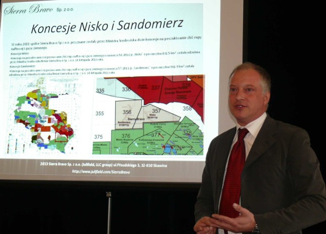 Michał Żywiecki, prezes Sierra Bravo, prezentuje tereny, na których odbywało by się wydobycie ropy naftowej.