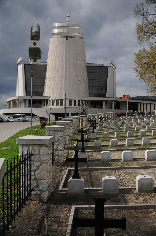 Na cmentarz ma trafić 266 krzyży, wykonanych na wzór odnalezionych