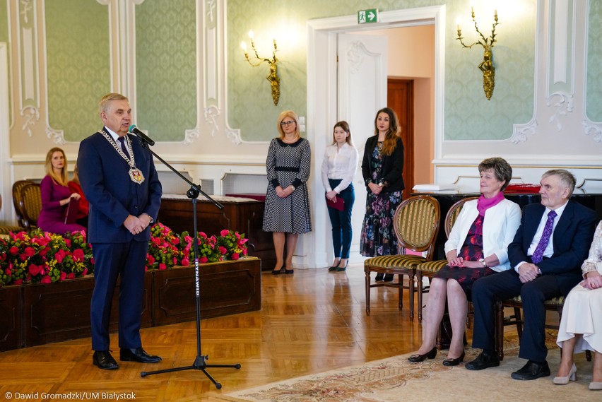 Białystok. 77 par świętowało złote gody. Prezydent Truskolaski odznaczył małżonków z 50-letnim stażem [ZDJĘCIA]