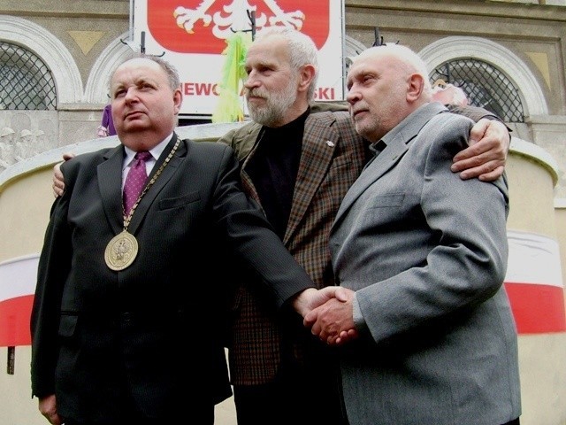 Mieczysław Konczalski (od lewej) odebrał medalion od Włodzimierza Kwaśniewicza i Hansa-Jurgena Donnera