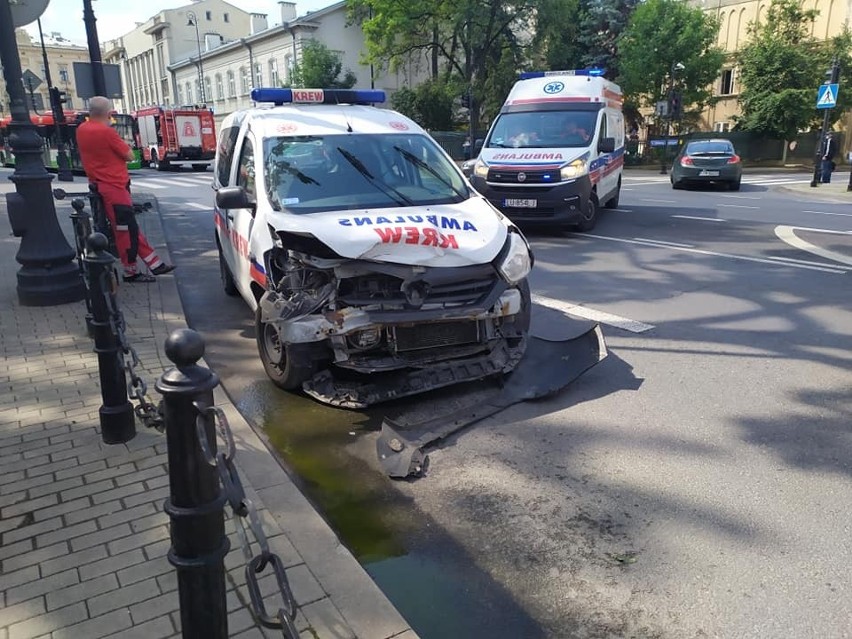 Zderzenie trzech samochodów w centrum Lublina. Utrudnienia w rejonie skrzyżowania ulic 3 maja i Żołnierzy Niepodległej
