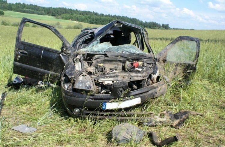 Motule Stare. 19-latek miał dachowanie renaulta, dwie osoby ranne (zdjęcia)