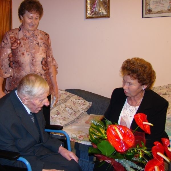 Władysław Wilk odbiera gratulacje od swojej sąsiadki Janiny Kozy.