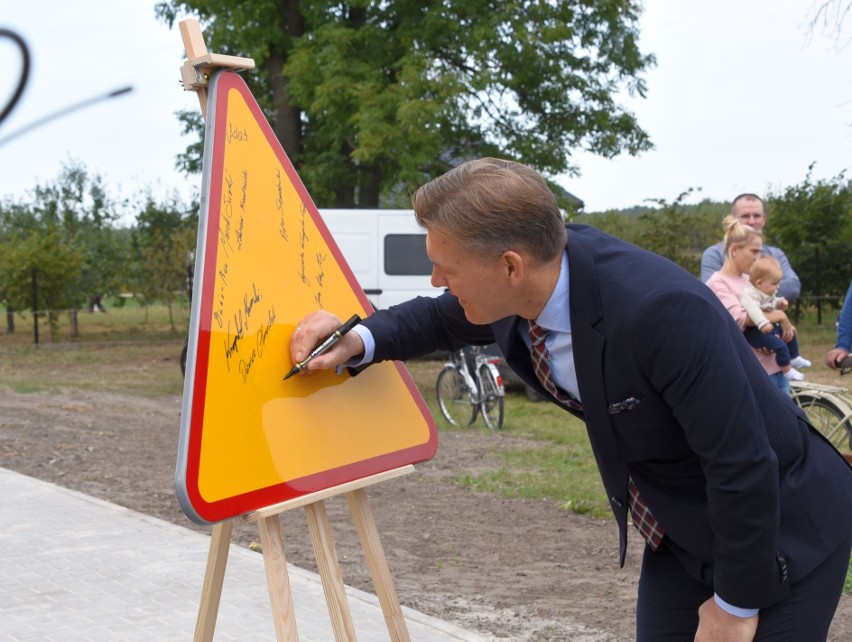 Otwarto nową drogę powiatową w powiecie radomskim. Wartość zadania to blisko 11 milionów! Zobaczcie zdjęcia