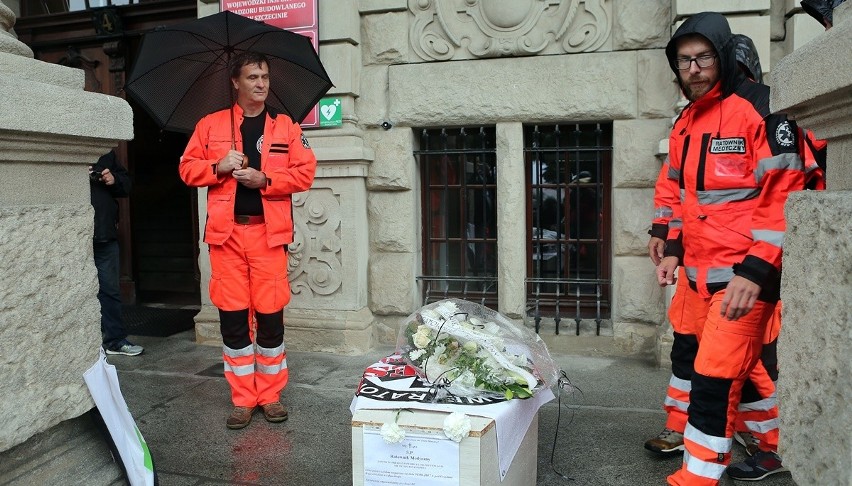 Ratownicy medyczni przeszli w Szczecinie w żałobnym kondukcie 