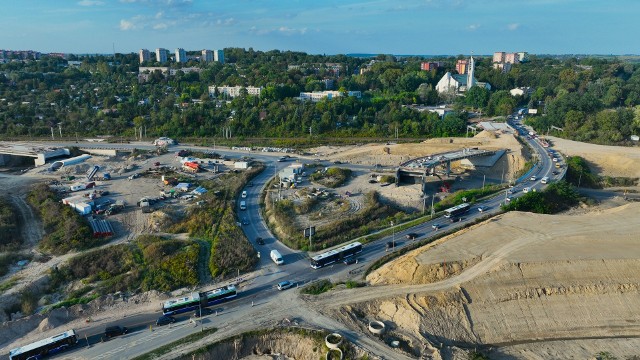 Przejeżdżając autem ulicą Kocmyrzowską już teraz widać, że teren wokół drogi jest ogromnym placem budowy
