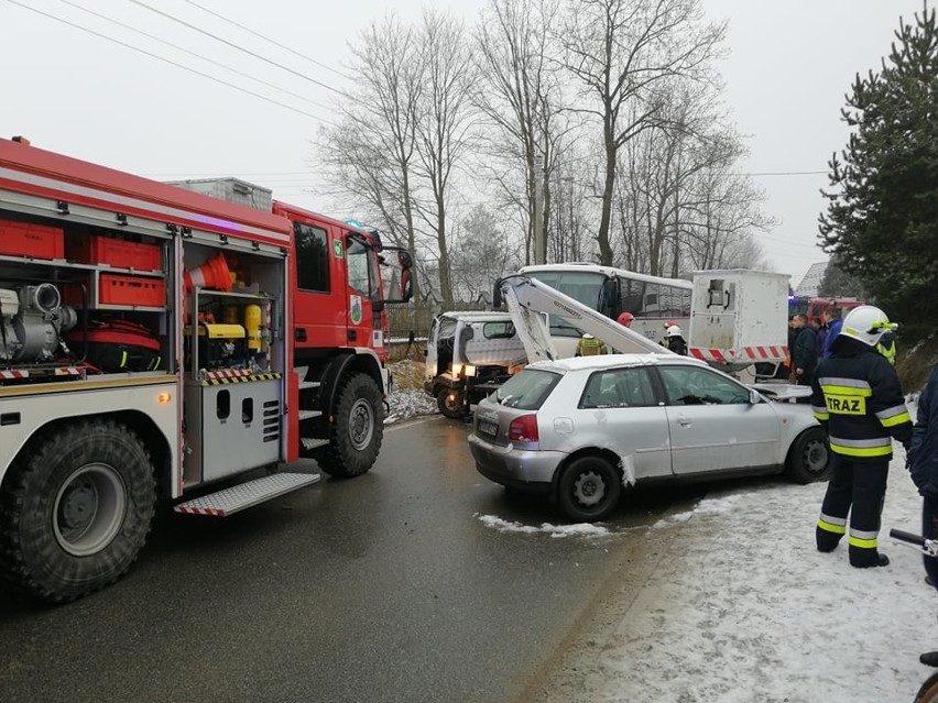 Podhale. Autobus wiozący dzieci zderzył się z dwoma autami