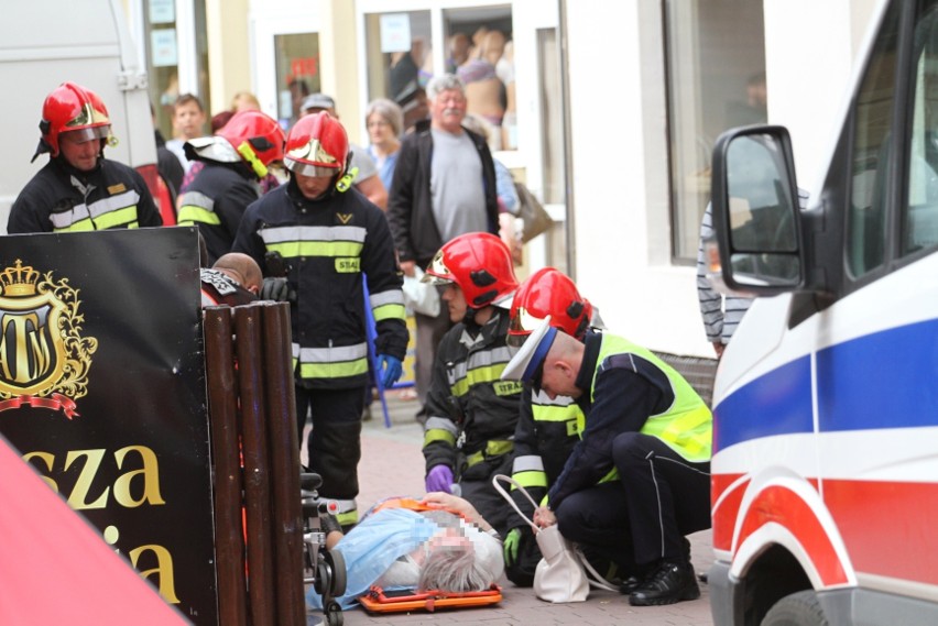 Wypadek na deptaku w Tarnobrzegu. Kobietę potrącił cofający samochód dostawczy (FOTO)