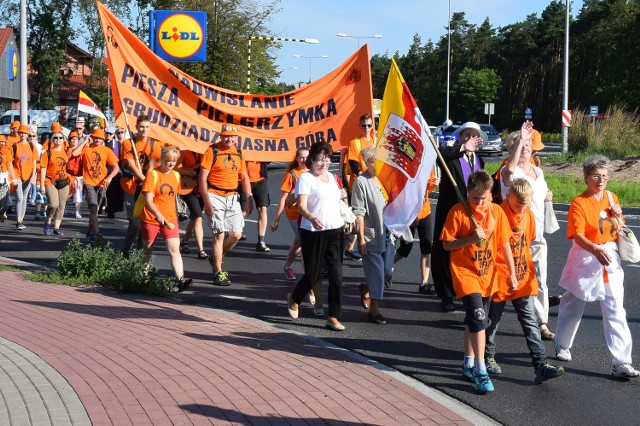 Dziś rano po mszy świętej z grudziądzkiej Fary wyruszyli wierni na pielgrzymkę do Częstochowy na Jasną Górę, Cel osiągną po 10 dniach marszu, 12 sierpnia. Dziennie pielgrzymi mają do pokonania ponad 30 kilometrów.Jarosław Kaczyński o wystawie zdjęć z Powstania.