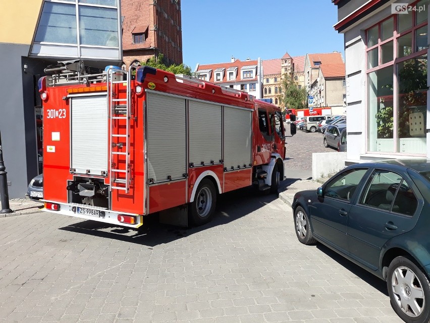 Akcja strażaków na poddaszu restauracji na Podzamczu [ZDJĘCIA, WIDEO] 