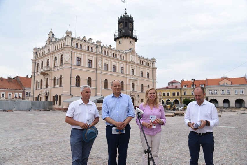 Koalicja Obywatelska przedstawiła w piątek w Jarosławiu projekt "Kierunek: Przyszłość!" 